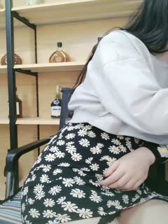 乖乖的大奶少女给大哥撸起大鸡巴挨草，无套插入骚穴，配合小哥多体位蹂躏抽插，浪叫不止，射在肚子上好淫荡